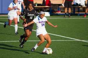 Senior Sarah Gorden controls the ball. Gorden was a key reason why the Blue Demons were able to hold the Bear Cats scoreless in the second half. (Photo: Grant Myatt / The DePaulia)