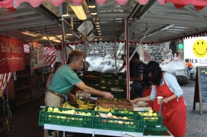 Vendors call out prices at the outdoor markets where shoppers pick up fresh produce in the city center. (Megan Deppen / The DePaulia)