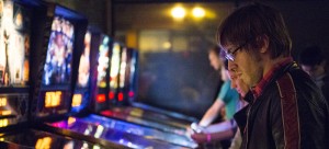 Attendees play pinball before the show. (Kirsten Onsgard / The DePaulia)