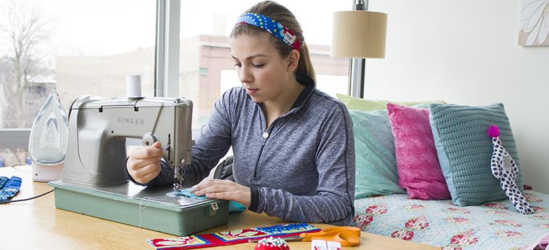 Sophomore Bianca Perry constructs a BBand in her bedroom workspace. Perry began her headband business in 2012 while she was in high school. (Grant Myatt / The DePaulia)