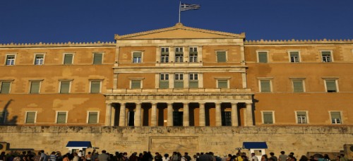 Tourist visit the tomb of the unknown Soldier in front of the parliament in central Athens, Tuesday, July 7, 2015. Greece is struggling to restart talks with bailout creditors following an impasse that has threatened Greece's place in the euro. (AP Photo/Petros Karadjias)