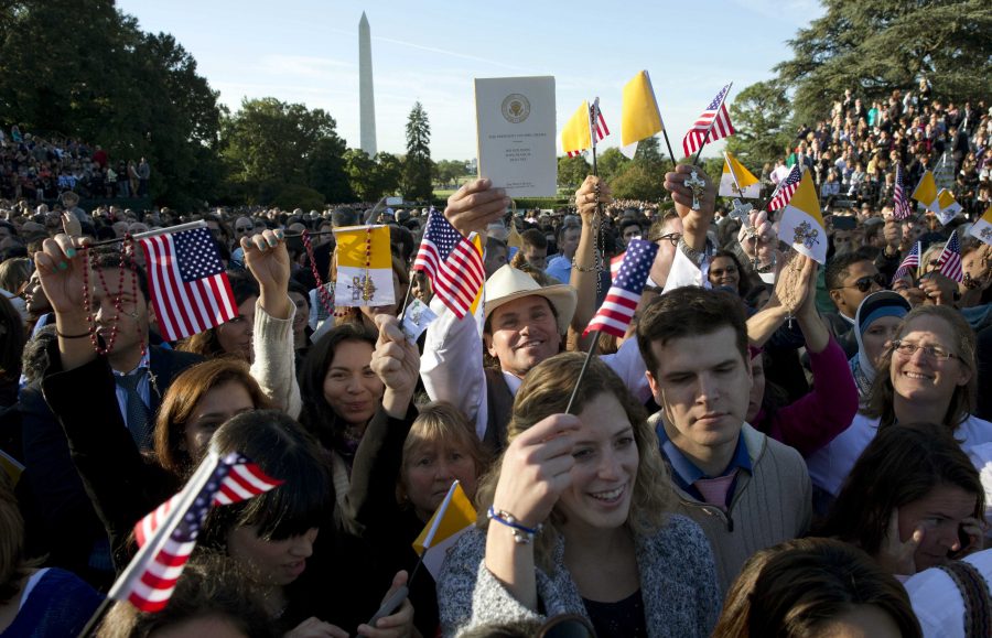 Spectators wait for the arrival of Pope Francis on South Lawn of the White House in Washington, Wednesday, Sept. 23, 2015. (AP Photo/Alessandra Tarantino)