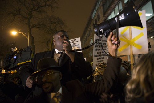 Pastor Shaun Marshall leads 16 minutes of prayer for the 16 shots fired at Laquan McDonald. (Geoff Stellfox / The DePaulia)