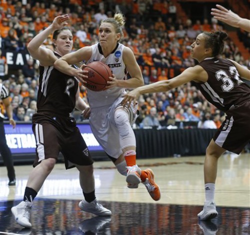 Oregon State's Jamie Weisner, center, jumps between St. Bonaventure's Mariah Ruff, left, and Miranda Drummond, right, in the first half of a second round women's college basketball game in the NCAA Tournament in Corvallis, Ore., Sunday, March 20, 2016. (AP Photo/Timothy J. Gonzalez)