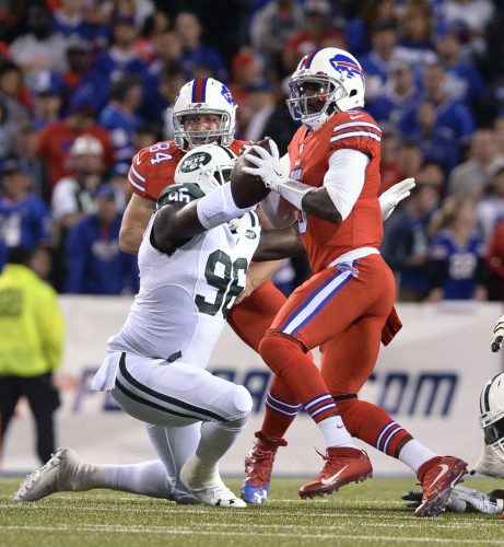 Buffalo Bills quarterback Tyrod Taylor (right) was removed from a game to be examined for head injury. (Photo by Adrian Kraus / ASSOCIATED PRESS) 