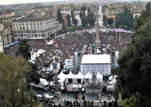 demonstration_for_womens_rights_in_piazza_del_popolo_rome_italy