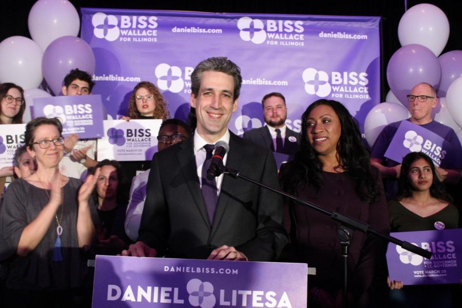 Daniel Biss speaks to crowd of supporters and staffers in his election night party.
(Yazmin Dominguez | The DePaulia)