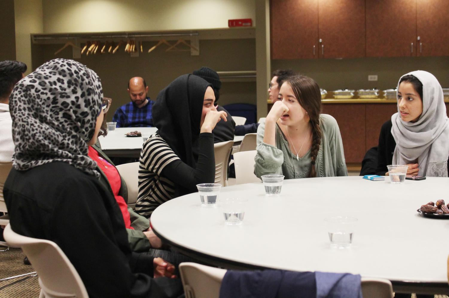 Students+break+fast+and+learn+about+Ramadan+at+Interfaith+Iftar
