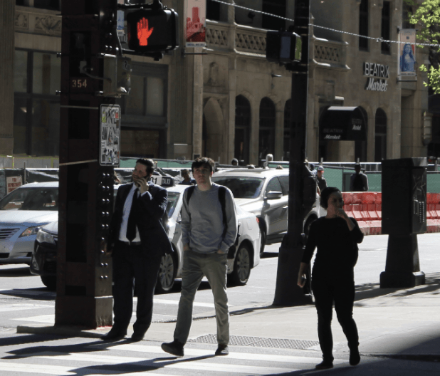 Students and professionals alike cross the street. At the Loop Campus, the buildings are integrated among office buildings, restaurants and stores.