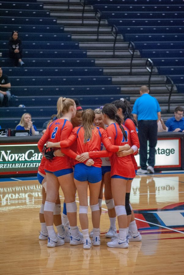The+DePaul+volleyball+team+huddles+up+during+one+of+their+matchs+at+the+DePaul+Invitational%2C+that+took+place+from+Sep.+7-8.+