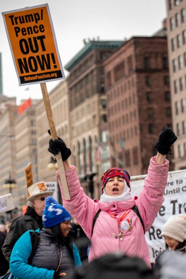 Una manifestante pide que el Presidente Donald Trump sea destituido de su cargo durante la Marcha Anual de las  Mujeres en Chicago.