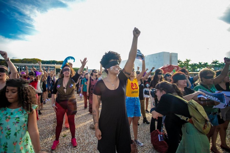 Mujeres en Brasil levantan sus puños protestando lo que dicen ser un 'estado opresivo.' Mujeres alrededor de Latinoamérica han estado usando la canción "Un Violador en tu Camino" de el grupo chileno Las Tesis.