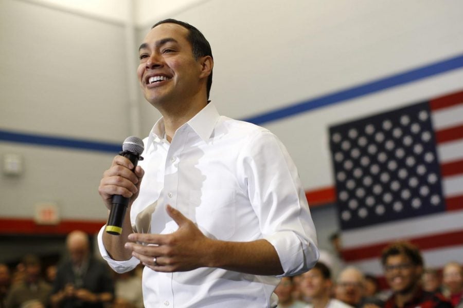 El Exsecretario de Vivienda y Desarrollo Urbano, Julian Castro, presenta a la candidata demócrata presidencial, la senadora Elizabeth Warren, durante un evento de campaña domingo, 12 de enero del 2020 en Marshalltown, Iowa. 