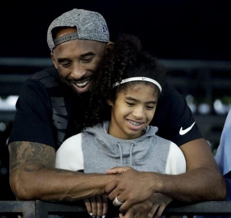Kobe Bryant, titulado All-Star 18 veces por parte de la NBA y que ganó cinco campeonatos y también se convirtió en uno de los mejores jugadores de baloncesto de su generación durante una carrera de 20 años con Los Angeles Lakers, murió en un accidente de helicóptero el domingo 26 de enero de 2020. Gianna también murió en el accidente. Ella tenía 13 años.
