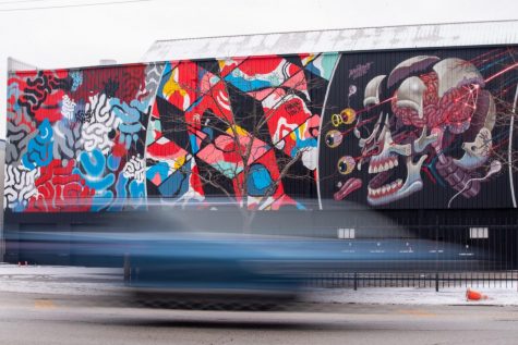 Un carro maneja por el nuevo local de música Radius Chicago en el este de Pilsen. El primer concierto del local va ser de Dillon Francis.