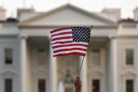 Una bandera se alza enfrente de la Casa Blanca en Washington. La administración de Trump salió con unas nuevas restricciones de visa conocido como 'Turismo de Nacimiento.'