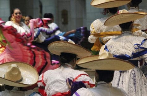 Los bailarines folclóricos de Misión de Parques y Recreación se presentan durante el 9 ° Concierto Anual de Mariachi en la Basílica del Santuario Nacional de Nuestra Señora de San Juan del Valle.