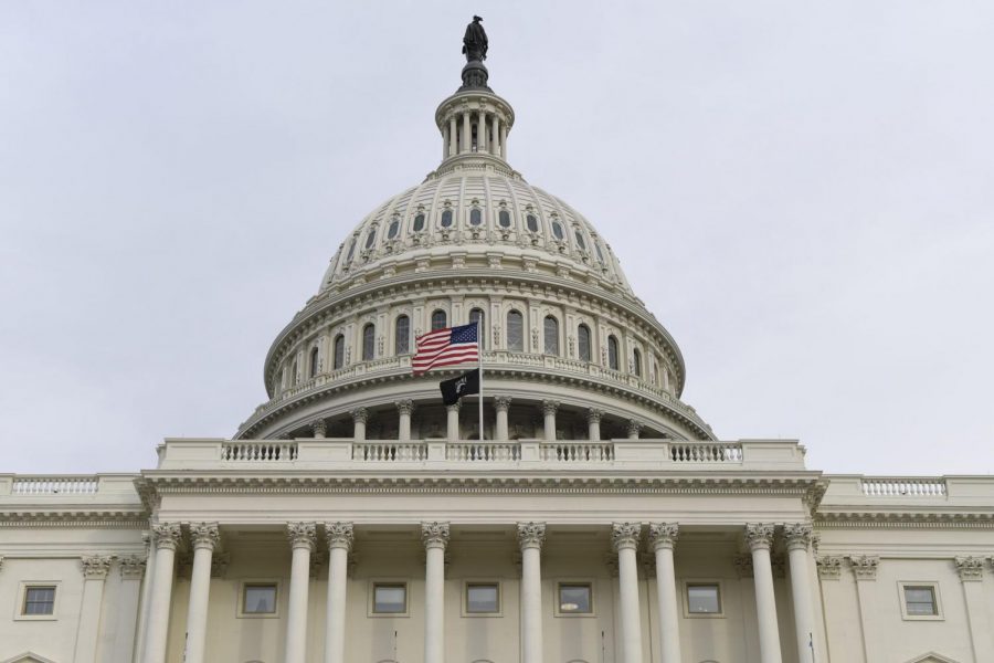 La bandera estadounidense ondea fuera del Capitolio de los Estados Unidos antes de que el presidente Donald Trump entregue su discurso sobre el estado de la Unión en una sesión conjunta del Congreso en el Capitolio en Washington.