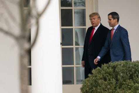 El presidente Donald Trump se dirige a una reunión en la Oficina Oval con el líder opositor venezolano Juan Guaidó en la Casa Blanca.