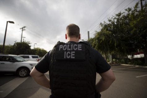 Un oficial de Inmigración y Control de Aduanas (ICE) de los EE. UU. observa una operación en Escondido, California, condado de San Diego.