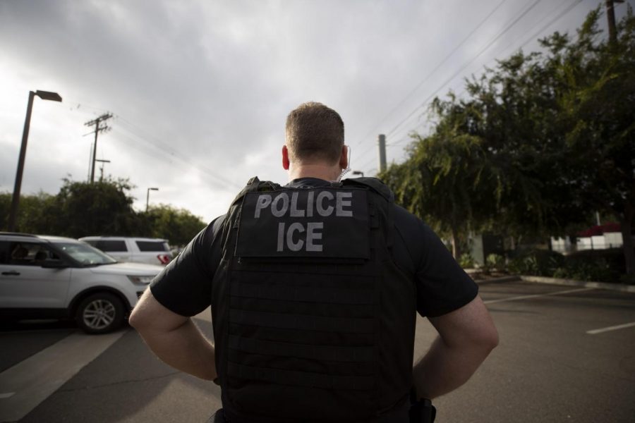 Un oficial de Inmigración y Control de Aduanas (ICE) de los EE. UU. observa una operación en Escondido, California, condado de San Diego. 