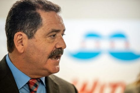 El congresista Jesús García anuncia su intento de reelección a un grupo de simpatizantes en el vecindario de Brighton Park.
