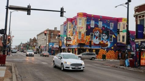La calle 26 es una carretera a dos millas de 500 tiendas y es parte del segundo mercado comercial con mayor ingreso en Chicago. Está decorado con murales, banderas mexicanas y albergas, desde tiendas minoristas corporativas hasta carros de paleteros.