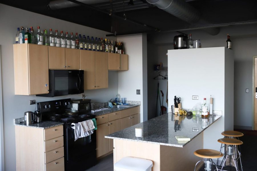 A+kitchen+inside+one+of+the+apartments+at+Ion+Lincoln+Park.