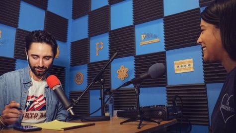 Joshua Smyser-DeLeon habla con Sabrina Alicea en el estudio de