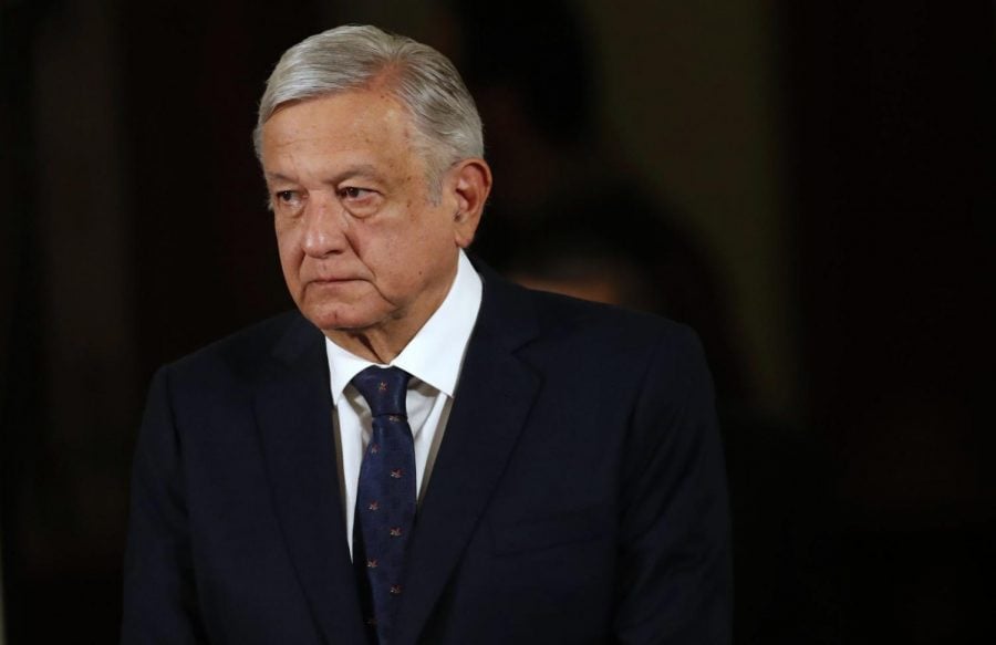 El presidente de México, Andrés Manuel López Obrador, llega para su conferencia de prensa diaria, con funcionarios de salud, al palacio presidencial en la Ciudad de México. 