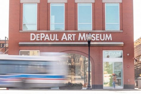 Un autobús pasa en frente del Museo de Arte DePaul.