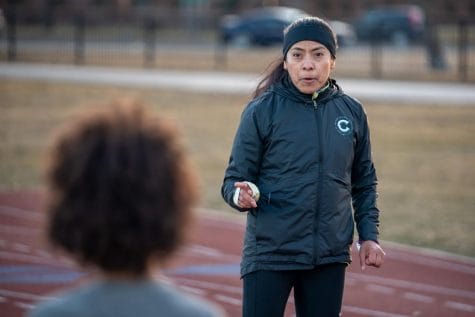 Columba Montes habla con uno de sus corredores durante la práctica de pista.