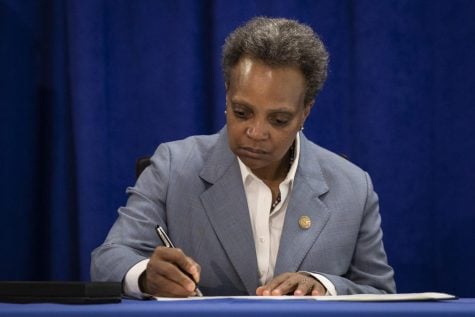 La alcaldesa de Chicago, Lori Lightfoot, firma una orden ejecutiva para garantizar que los beneficios relacionados con el coronavirus ofrecidos por la ciudad de Chicago estén disponibles para inmigrantes y refugiados.