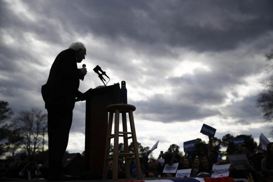 El ex-candidato presidencial demócrata, el senador Bernie Sanders, I-Vt., habla durante un evento de campaña en Columbia, Carolina del Sur. 