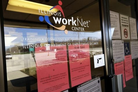 Exhibición de documentos informativos en el centro WorkNet IDES (Departamento de Seguridad de Empleo de Illinois) en Arlington Heights, Illinois.