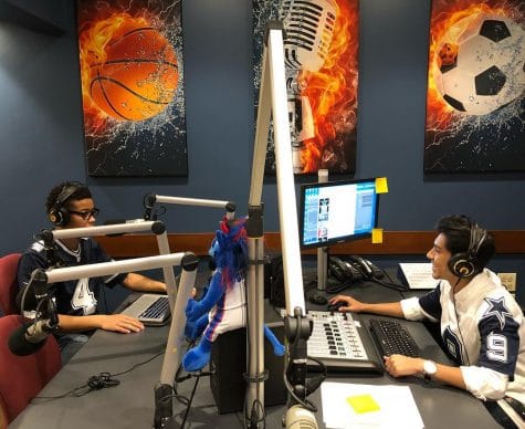 Estudiantes hablando en la emisora de deportes de DePaul.