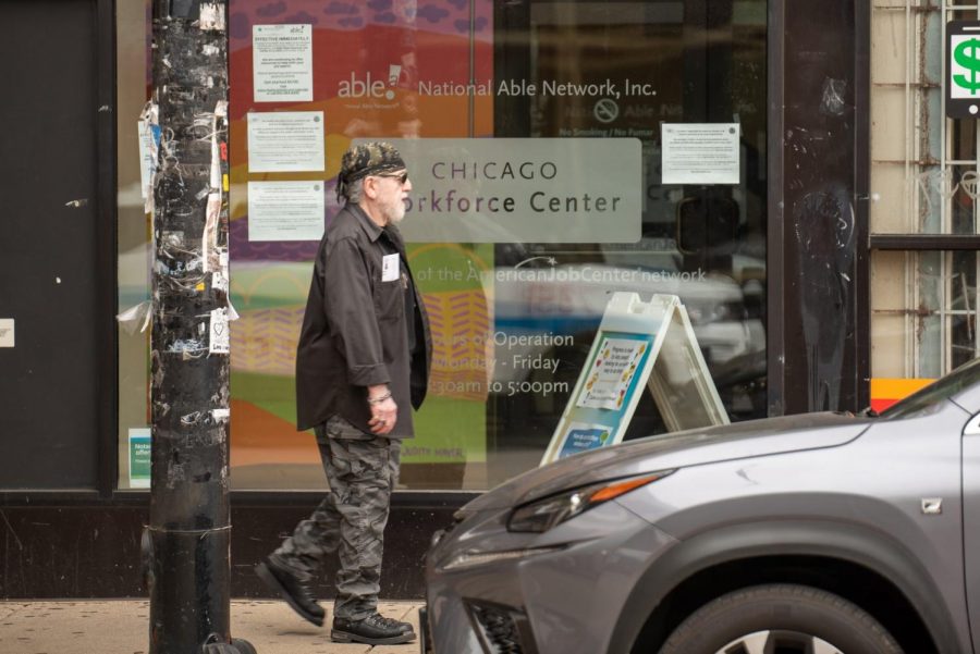 Un hombre camina frente al Chicago Workforce Center en Pilsen. 