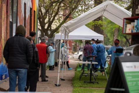 Los trabajadores del Proyecto Vida hacen pruebas de Covid-19 a los residentes de La Villita. La prueba está disponible para todos, sin importar su estatus migratorio.