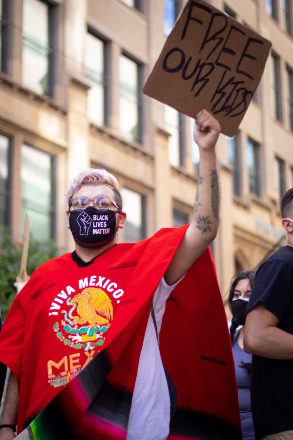 Un manifestante fue visto usando ropa tradicional representando a su país de origen durante la protesta de ICE llevada a cabo el 10 de Julio por Downtown, Chicago. 