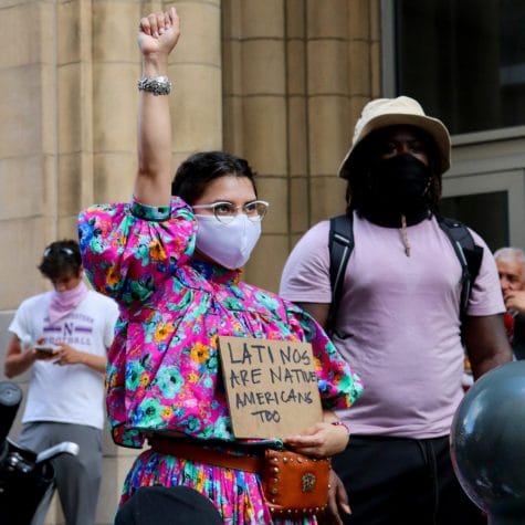Protesters listening to speakers outside of Chicago's immigration and Customs Enforcement center on July 10, 2020. // Manifestantes escuchan a oradores fuera del Centro de Inmigración y Control de Aduanas de Chicago el 10 de julio de 2020.
