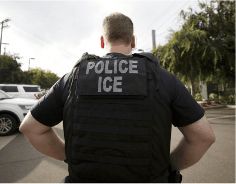ARCHIVO - En esta foto de archivo del 8 de julio de 2019, un oficial de Inmigración y Control de Aduanas de los Estados Unidos (ICE) mira una operación en Escondido, California. Los estudiantes internacionales se verán obligados a abandonar los Estados Unidos o transferirse a otra universidad si sus escuelas ofrecen clases completamente en línea este otoño, bajo nuevas ordenes emitidas el lunes por las autoridades federales de inmigración. La medida, emitida por la Oficina de Inmigración y Control de Aduanas de los Estados Unidos, proporcionará presión adicional para que los campus reabran incluso en medio de crecientes preocupaciones sobre la reciente propagación de COVID-19 entre los adultos jóvenes. (AP Foto/Gregory Bull, Archivo)