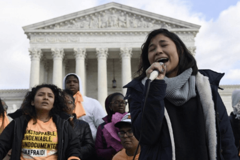 Michelle Lainez, de 17 años, originaria de El Salvador pero que ahora vive en Gaithersburg, Md., habla durante un mitin fuera de la Corte Suprema en Washington, el viernes 8 de noviembre de 2019. La Corte Suprema asume el martes el plan de la administración Trump de poner fin a las protecciones legales que protegen a casi 700.000 inmigrantes de la deportación, en un caso con fuertes connotaciones políticas en medio de la campaña de las elecciones presidenciales de 2020.