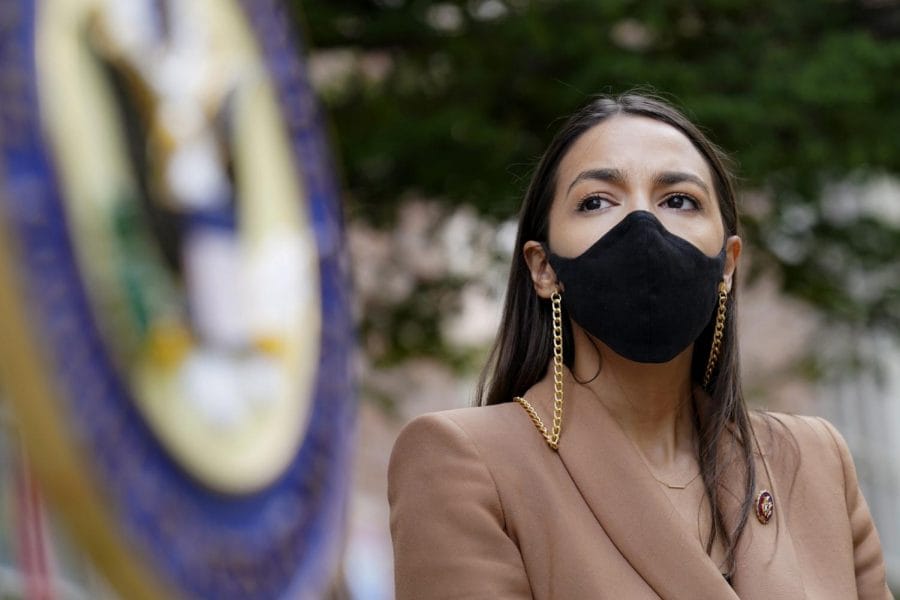 La representante Alexandria Ocasio-Cortez, demócrata de Nueva York, usa una mascarilla mientras espera para hablar durante una conferencia de prensa frente a la estación de USPS Jamaica, el martes 18 de agosto de 2020, en el distrito de Queens de Nueva York. Democratic National Convention | AP Photo.