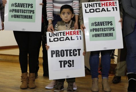 Mateo Barrera, 4, originario de El Salvador, con sus familiares quien benefician del Estatus de Protección Temporal apoyaron a una conferencia de prensa en Los Ángeles.