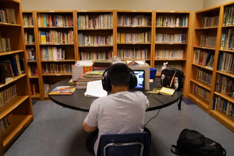 En esta foto de archivo del 26 de agosto de 2020, un estudiante del Distrito Escolar Unificado de Los Ángeles toma una clase en línea en el Boys & Girls Club of Hollywood.