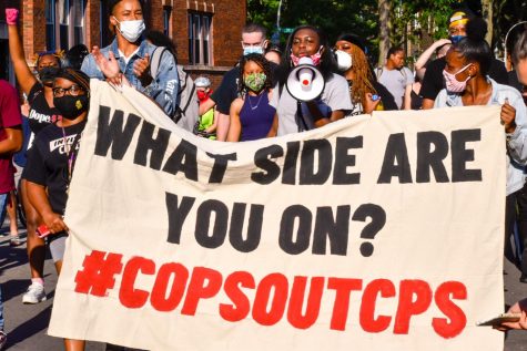 Miles de manifestantes marchan para exigir el desfinanciamiento de la policía de Chicago y que los policías salgan de las escuelas publicas.