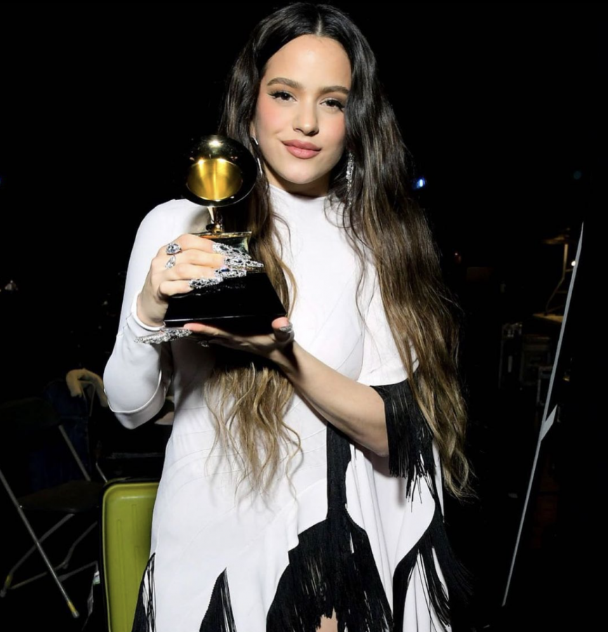 Rosalía recibió su primer premio Grammy por el álbum El Mal Querer en la categoría Mejor Álbum de Rock Latino, Urbano o Alternativo en los Grammys 2020.