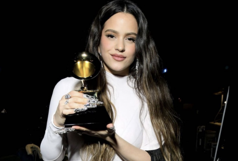 Rosalía recibió su primer premio Grammy por el álbum 'El Mal Querer' en la categoría Mejor Álbum de Rock Latino, Urbano o Alternativo en los Grammys 2020.