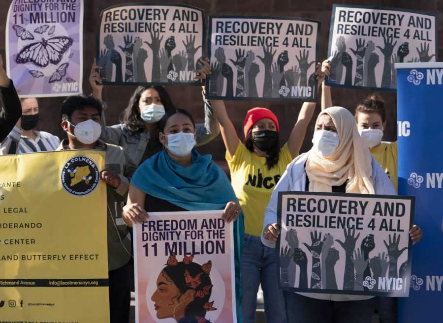 Días antes de las elecciones, el presidente Donald Trump declaró el 30 de octubre el Día Nacional de Recuerdo de los asesinados por ilegales. Detener la inmigración ha sido un punto clave para la campaña de Trump.

En la foto, los manifestantes de la Coalición de Inmigración de Nueva York se reúnen para pedir al presidente electo Joe Biden que dé prioridad a la reforma migratoria, el lunes 9 de noviembre de 2020 en Nueva York.