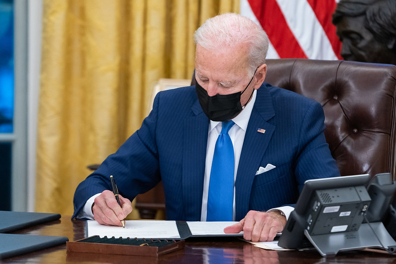 El Presidente Biden firmo ordenes ejecutivas sobre la inmigración en el principio de Febrero en la Casa Blanca.